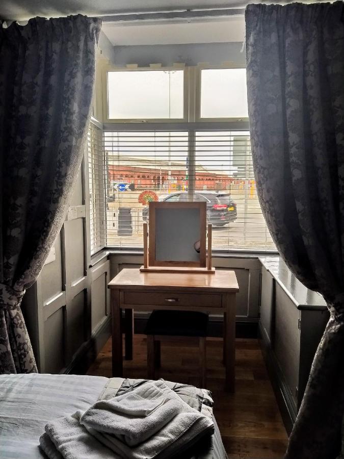 The Edinburgh Castle Bed and Breakfast Holyhead Exteriör bild